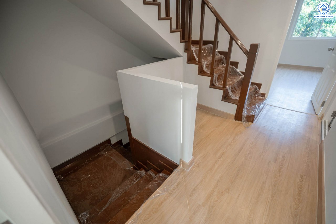 บ้านมือสองตกแต่งใหม่ 3 ชั้น ทำเลโซนเมือง โครงการ จริงใจวิลเลจ รัตนาธิเบศร์ (ซอยเรวดี) เนื้อที่ 23 ตร.ว. ฟังก์ชัน 4 ห้องนอน 3 ห้องน้ำ จอดรถได้ 1 คัน เข้า-ออกได้หลายเส้นทาง ทั้งรัตนาธิเบศร์, ติวานนท์ และเลี่ยงเมืองนนท์ ใกล้ทางด่วน "งามวงศ์วาน" รถไฟฟ้าสายสีม่วง "สถานีศูนย์ราชการนนทบุรี" และ "สถานีบางกระสอ"